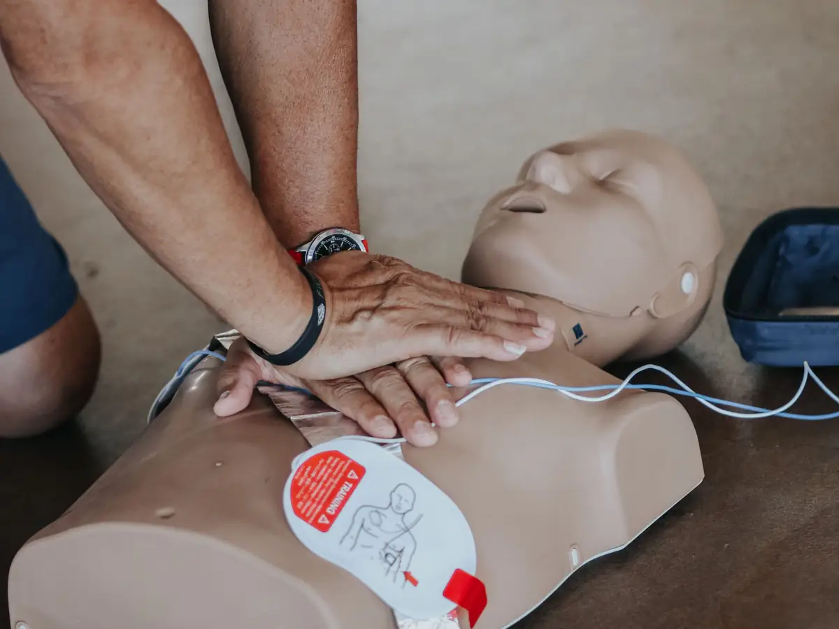 Massage cardiaque sur mannequin avec un défibrillateur