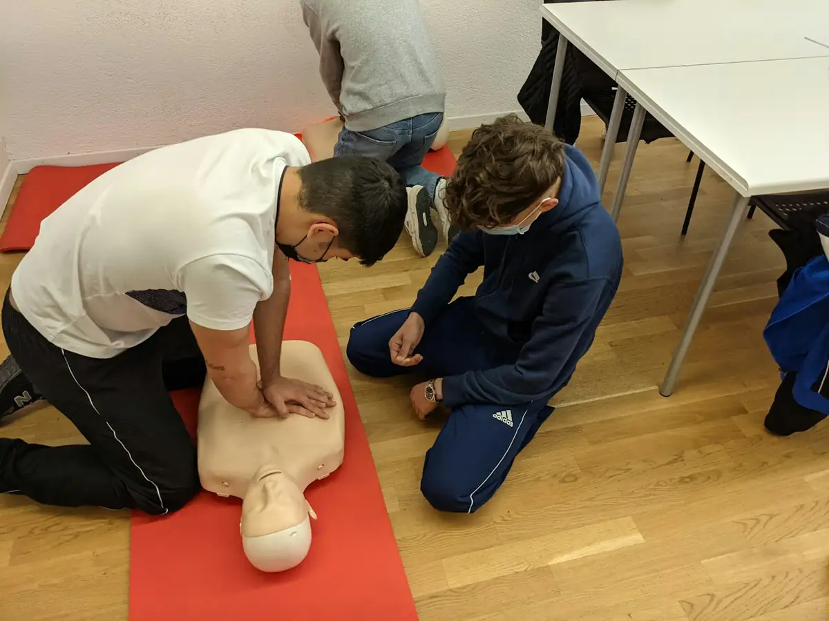 Stagiaires pratiquant le massage cardiaque sur mannequin